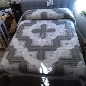 Curvey Log Cabin Queen 260clc